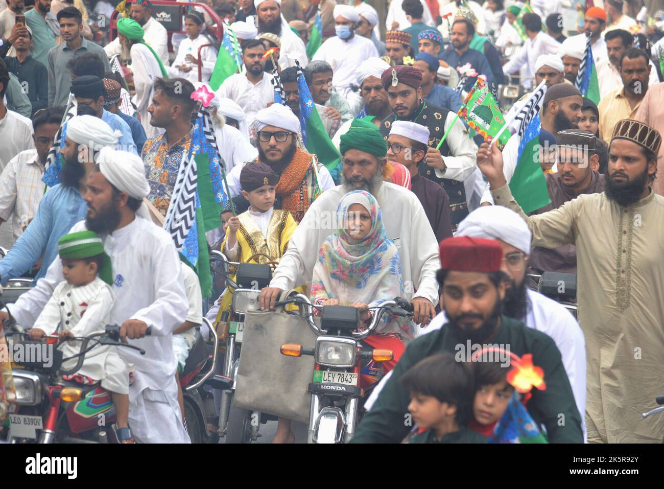 pakistani-faithful-devotees-participate-in-a-procession-of-eid-milad-un