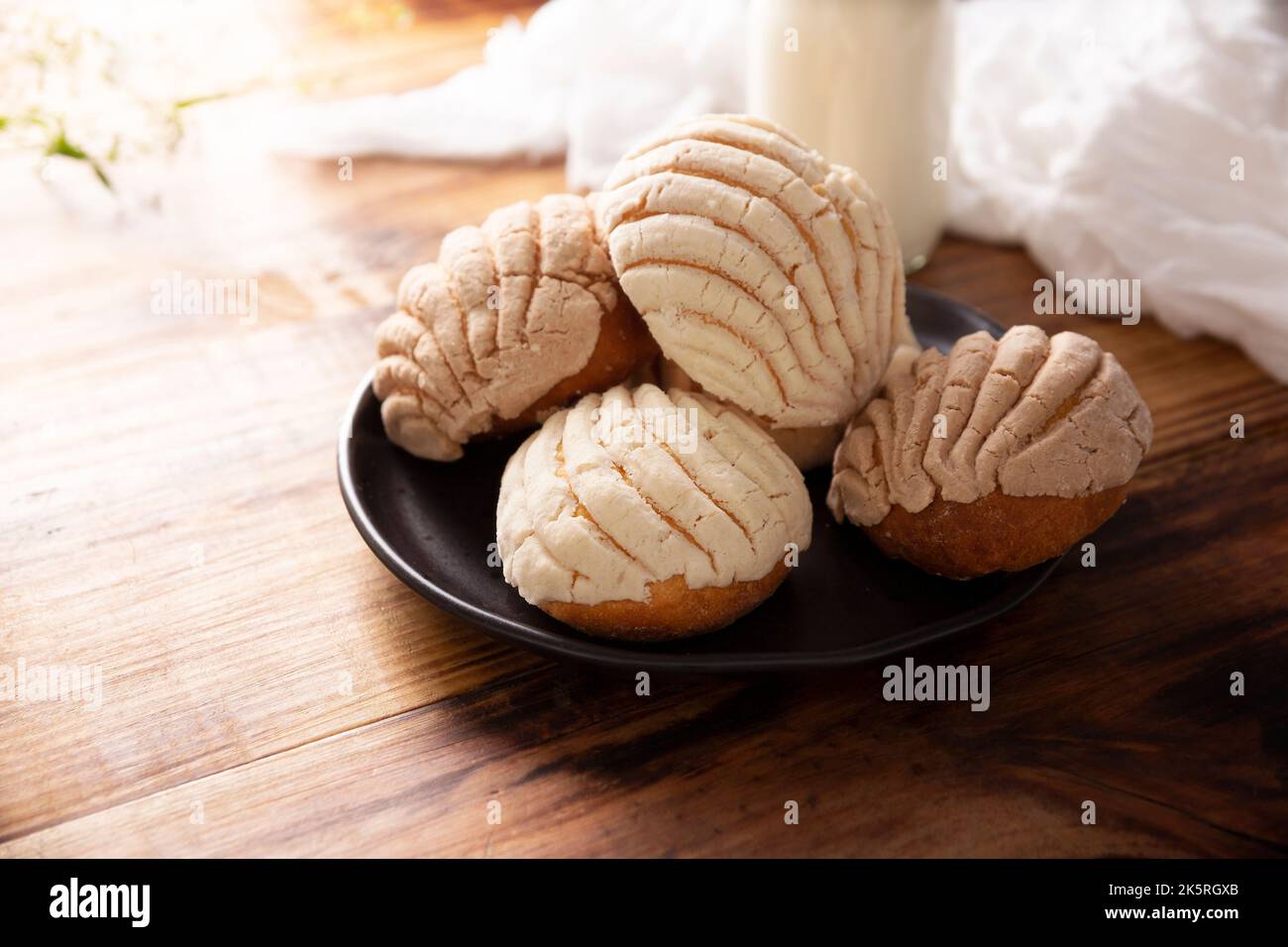 https://c8.alamy.com/comp/2K5RGXB/conchas-mexican-sweet-bread-roll-with-seashell-like-appearance-usually-eaten-with-coffee-or-hot-chocolate-at-breakfast-or-as-an-afternoon-snack-2K5RGXB.jpg