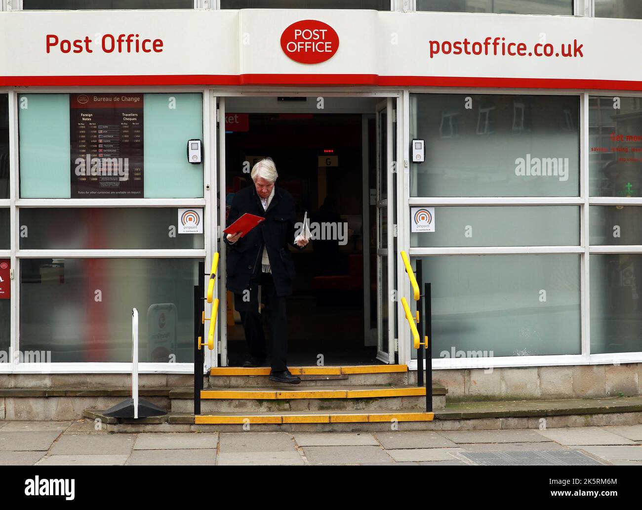 File photo dated 17/02/14 of a Post Office in Victoria, London. Post Offices handled a record £3.45 billion in cash in August. Personal cash withdrawals in August totalled £805 million during the month, up 0.5% compared to July. Personal cash deposits exceeded £1.4 billion for the first time and business cash deposits were up 5.5% on July, reaching nearly £1.2 billion.Issue date: Monday October 10, 2022. Stock Photo