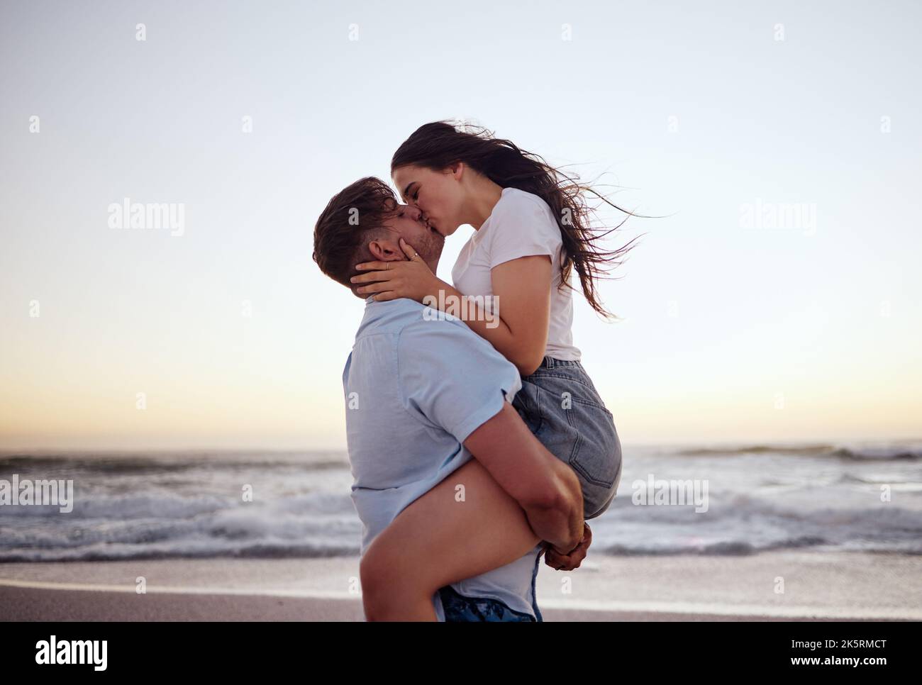 Passionate kiss hi-res stock photography and images - Alamy