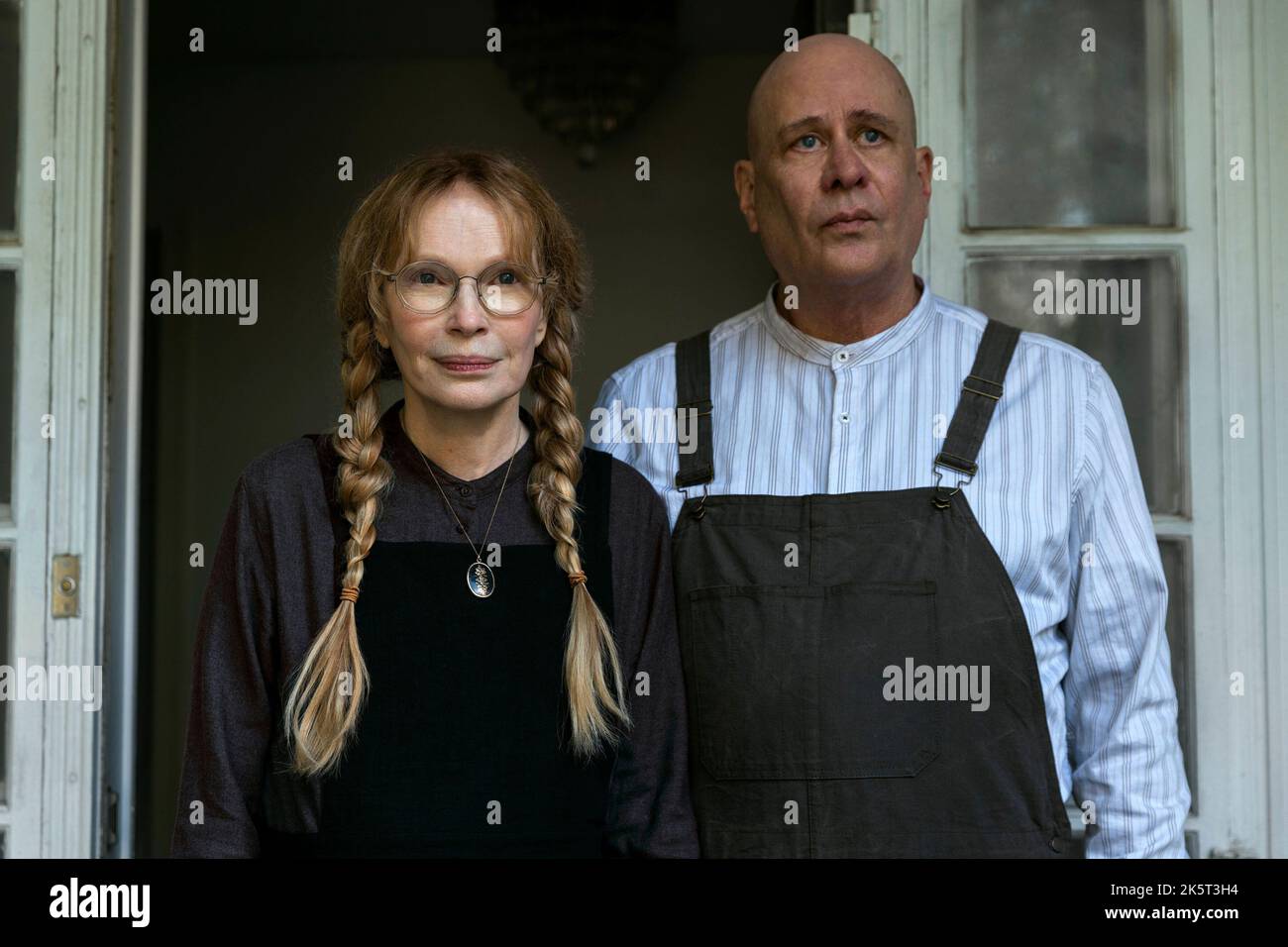 MIA FARROW and TERRY KINNEY in THE WATCHER (2022), directed by HENRY JOOST, MAX WINKLER, ARIEL SCHULMAN and PARIS BARCLAY. Credit: Netflix / Ryan Murphy Productions / Album Stock Photo