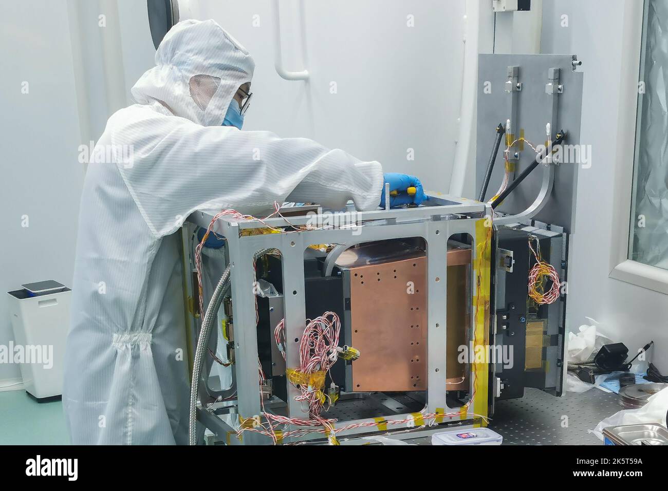 (221010) -- BEIJING, Oct. 10, 2022 (Xinhua) -- A Chinese researcher installs the lobster-eye telescope, or the Lobster Eye Imager for Astronomy (LEIA), on Nov. 22, 2021. TO GO WITH 'China Focus: Chinese scientists mimic lobster eye to observe universe' (NAOC/Handout via Xinhua) Stock Photo