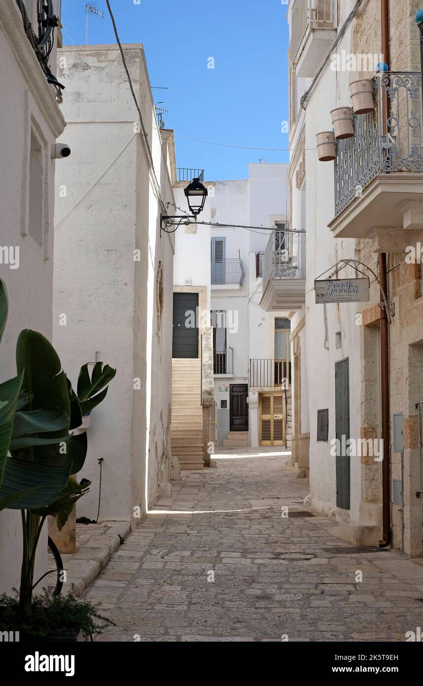 Polignano a mare alleyway hi-res stock photography and images - Alamy