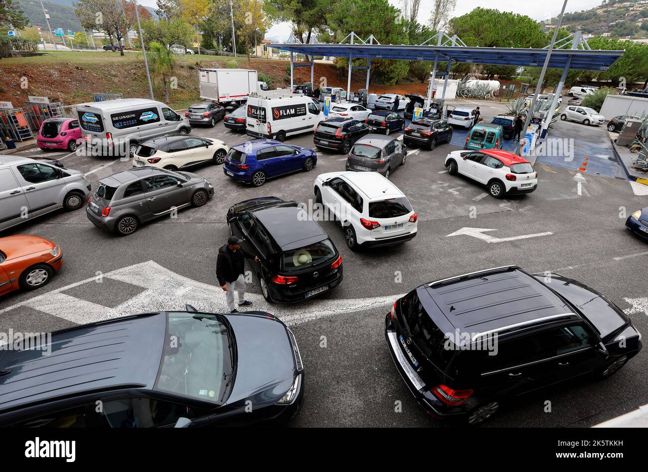 France petrol station queue hi-res stock photography and images - Alamy