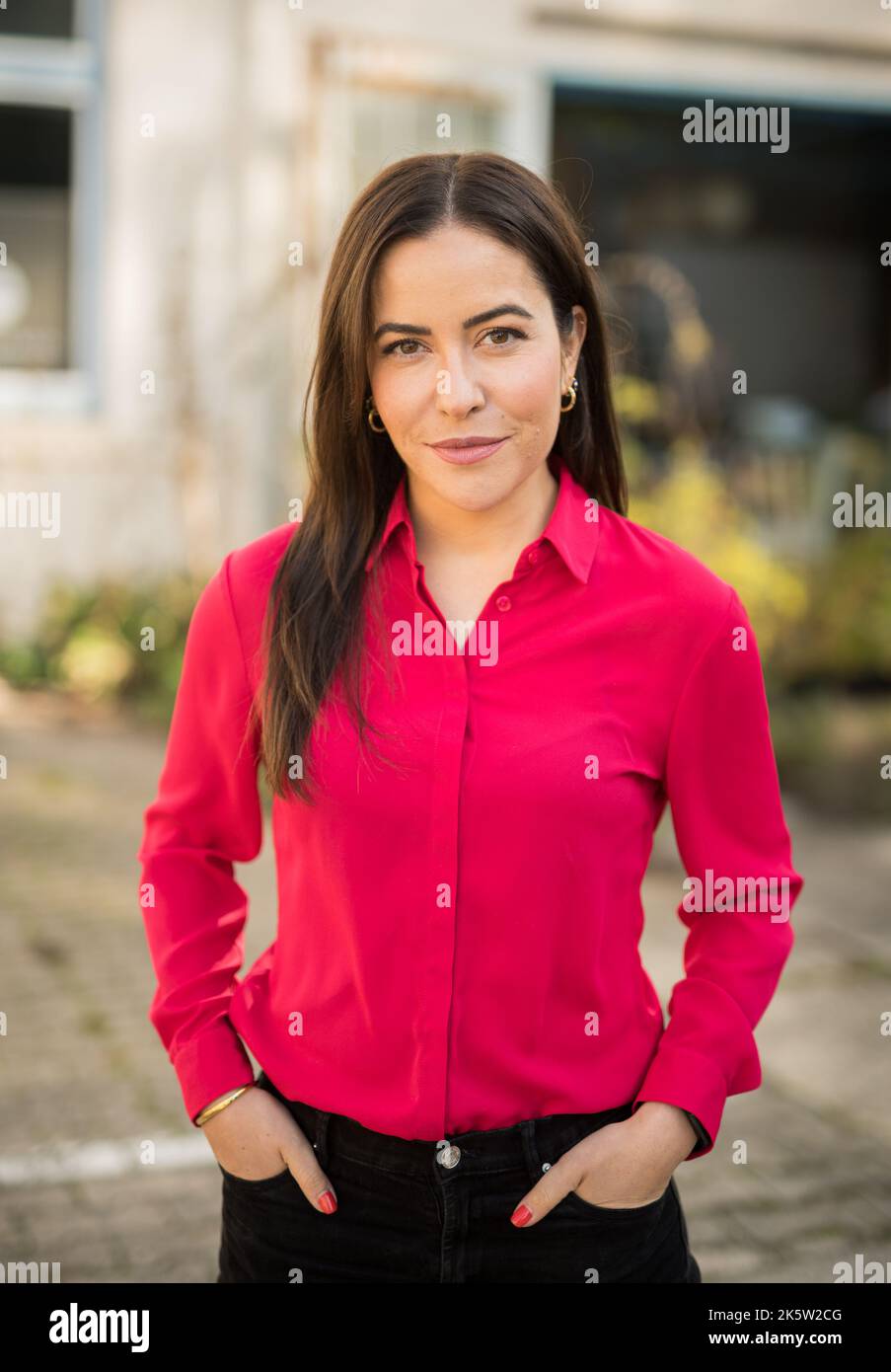 Hamburg, Germany. 10th Oct, 2022. Aline Abboud, television presenter and journalist, photographed on the sidelines of a TV set. Credit: Daniel Reinhardt/dpa/Alamy Live News Stock Photo