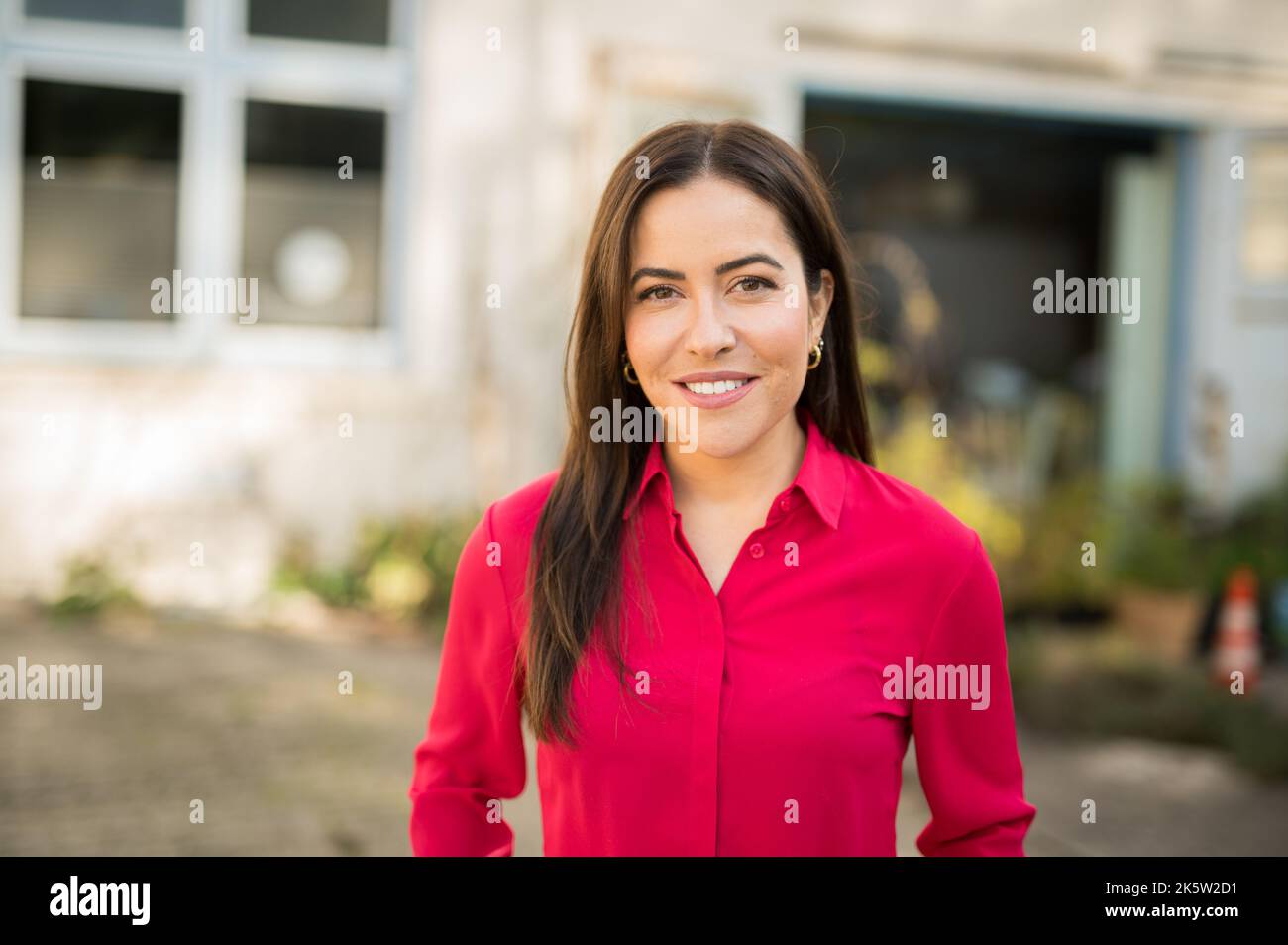 Hamburg, Germany. 10th Oct, 2022. Aline Abboud, television presenter and journalist, photographed on the sidelines of a TV set. Credit: Daniel Reinhardt/dpa/Alamy Live News Stock Photo