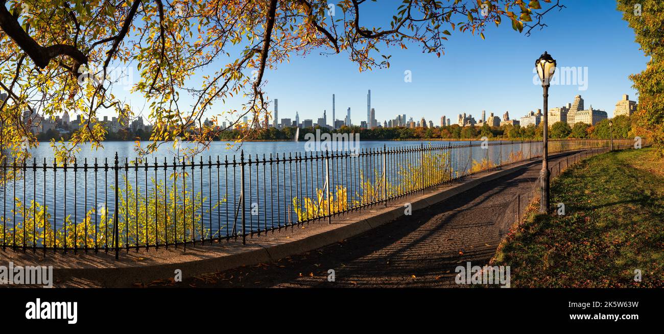 Central Park Reservoir running track with view of the skyscrapers of Billionnaire's Row in Midtown. Upper West Side, Manhattan, New York City Stock Photo