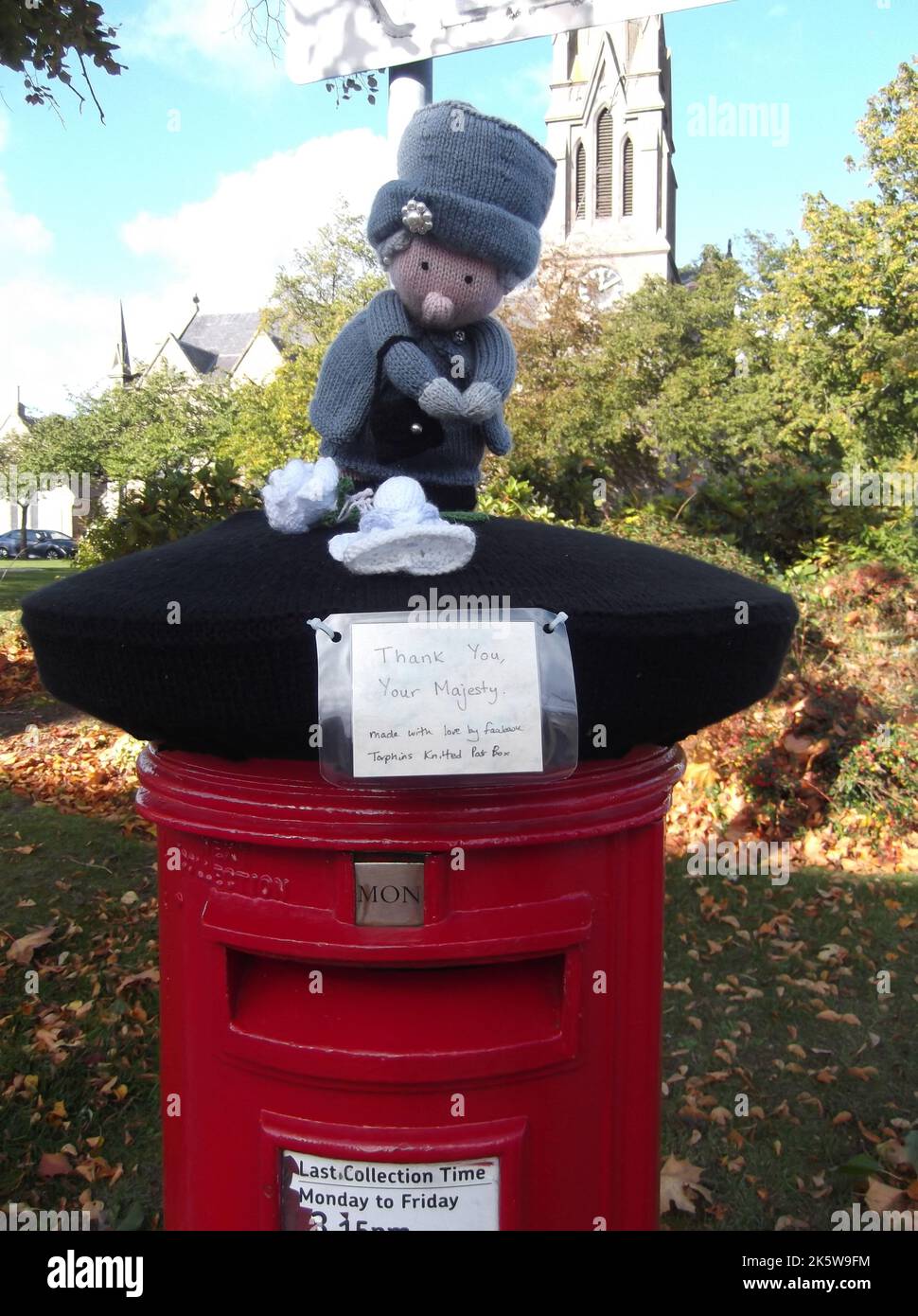 Queen Elizabeth 2nd knitted post box topper with the message 'Thank you your majesty' in Ballater, Scotland, 10-10-2022 Stock Photo