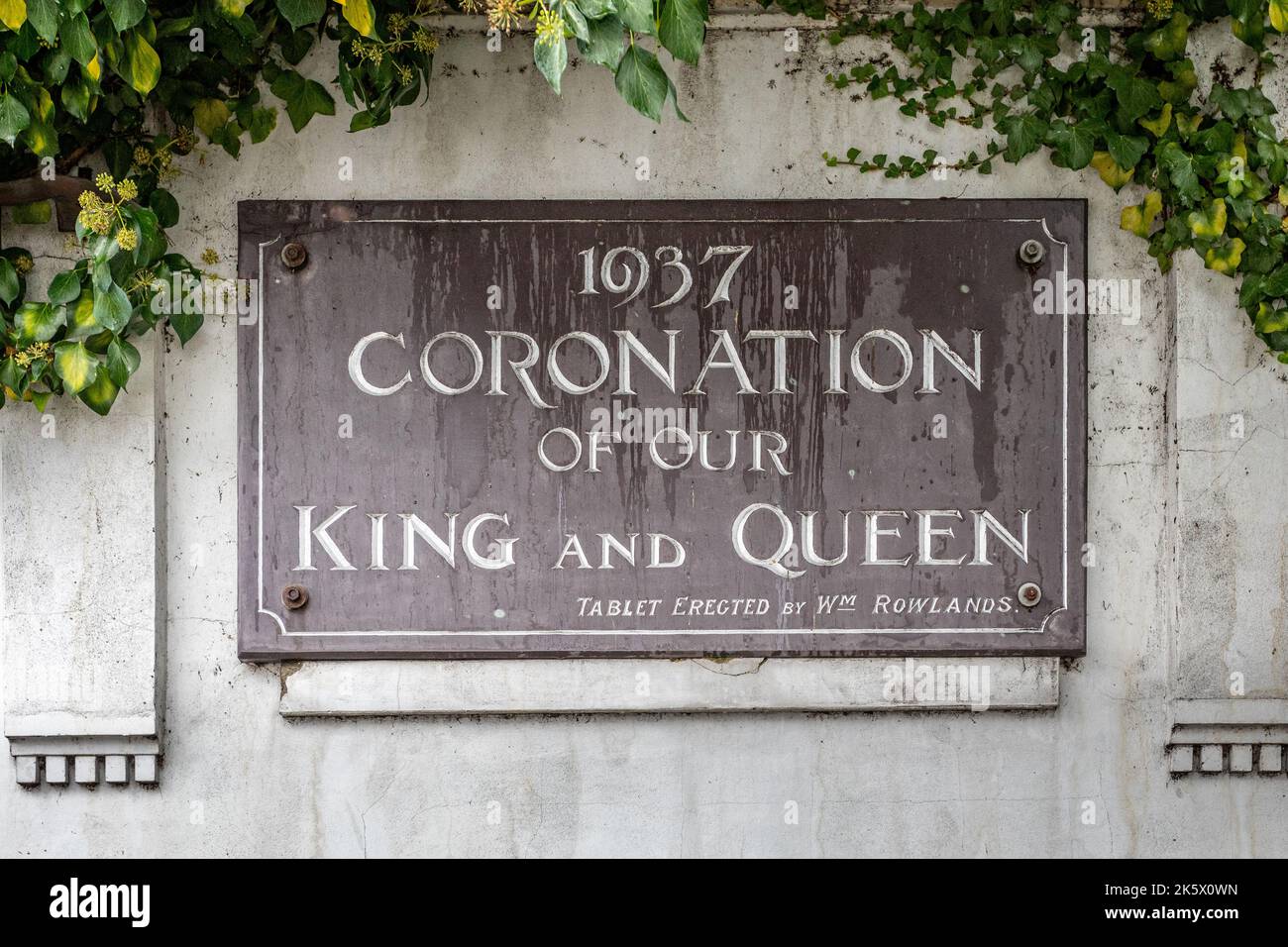 Slate wall plaque commemorating the 1937 Coronation of King George VI and Queen Elizabeth in Conwy, Gwnydd, North Wales on 5 October 2022 Stock Photo