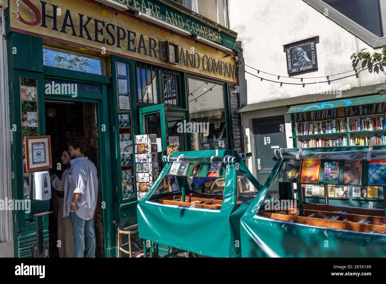 Shakespeare and Company, an English-language bookstore in central Paris Stock Photo