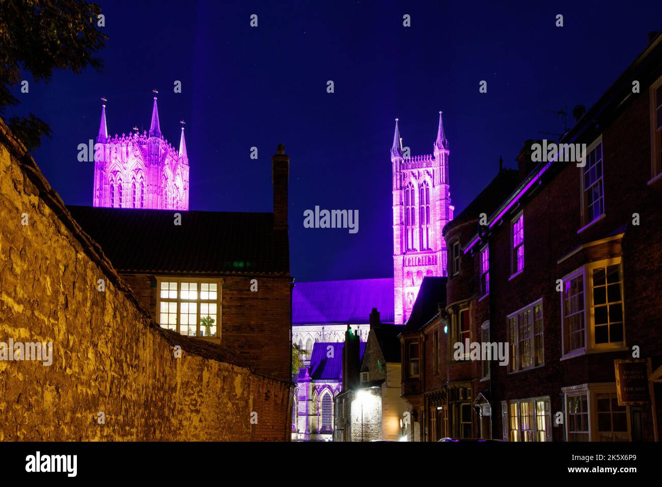 Lincoln Cathedral lit purple to mark Robert Grosseteste day, and celebrate the 160th anniversary of Bishop Grosseteste University Stock Photo