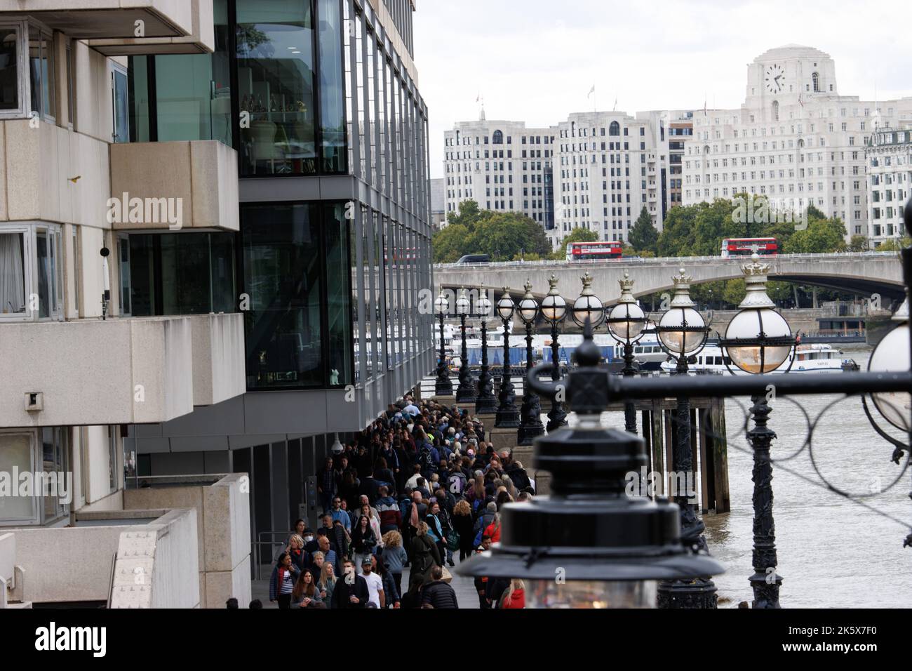 Queue to see queen coffin hires stock photography and images Alamy