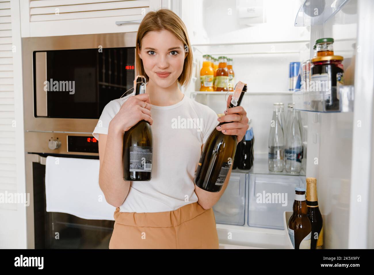 Refrigeratore per vino immagini e fotografie stock ad alta risoluzione -  Alamy