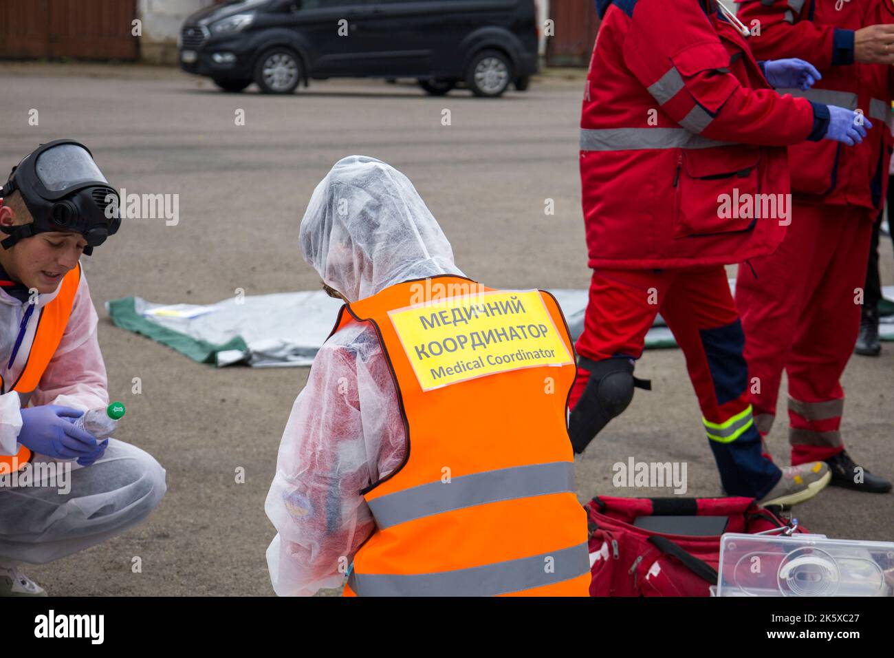 Paramedics stretcher near ambulance hi-res stock photography and images ...