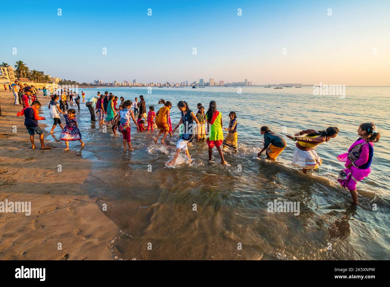 free holi celebration in mumbai 2025 at beach