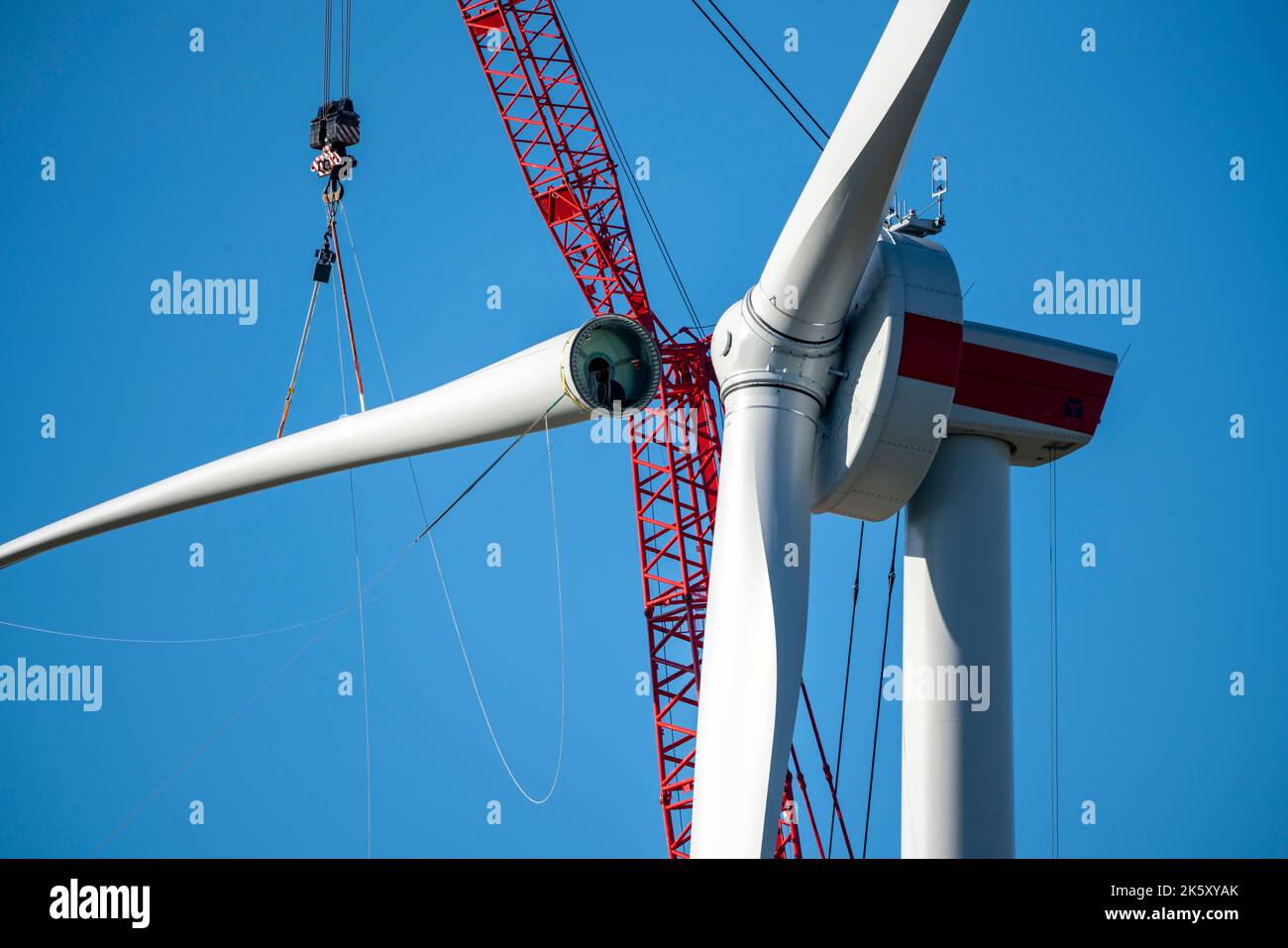 Assembly of a wind turbine, the last rotor blade is being mounted