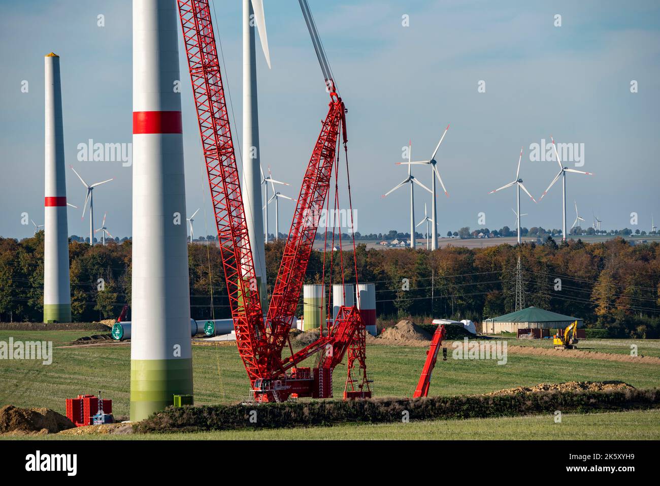 Assembly of a wind turbine, the last rotor blade is being mounted