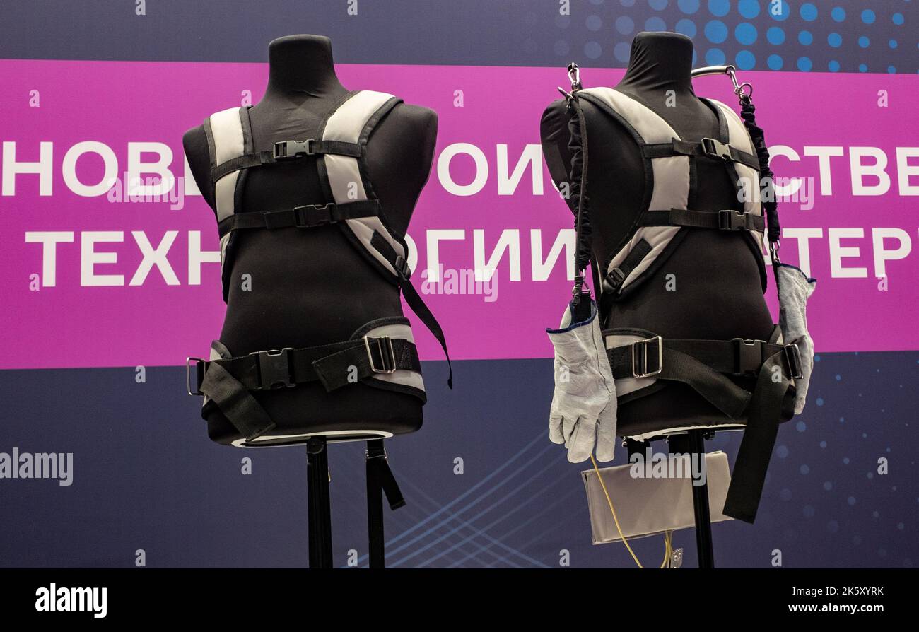 December 8, 2021, Sochi, Russia. Samples of industrial exoskeletons Proexpo company AKZO SOLUTIONS on mannequins. Stock Photo