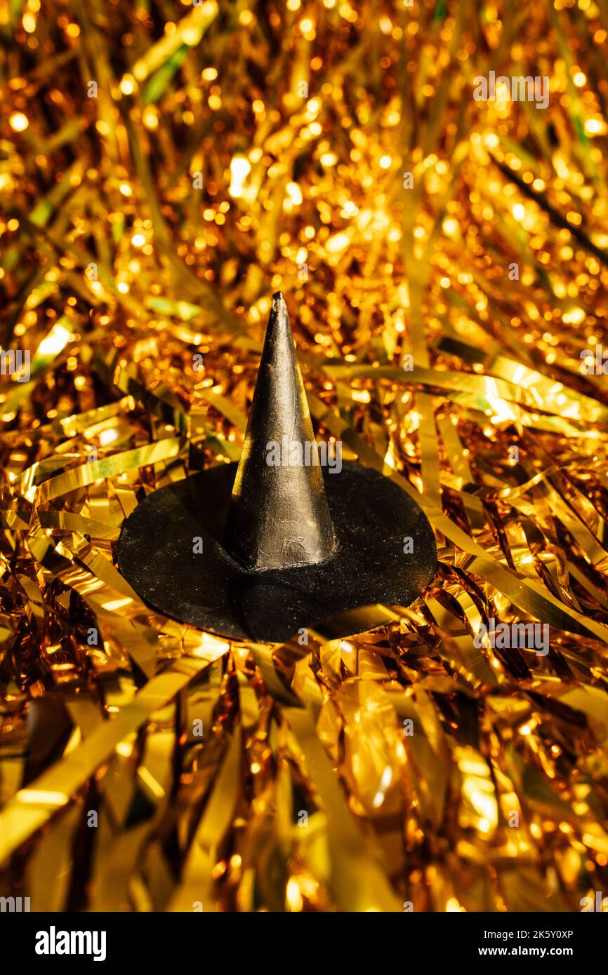 Halloween Witch Hat Black Tinsel main image 1