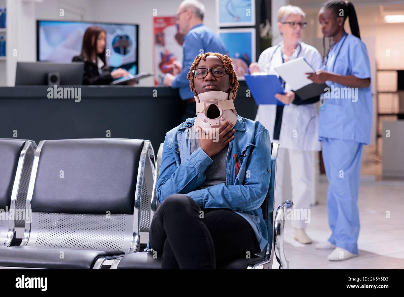 Woman in neck brace hi-res stock photography and images - Alamy