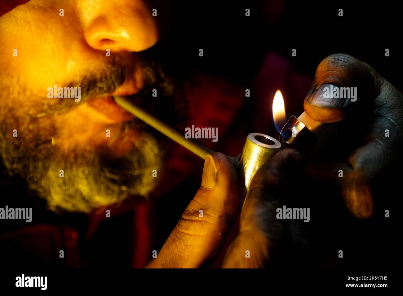 Smoking crack pipe immagini e fotografie stock ad alta risoluzione - Alamy