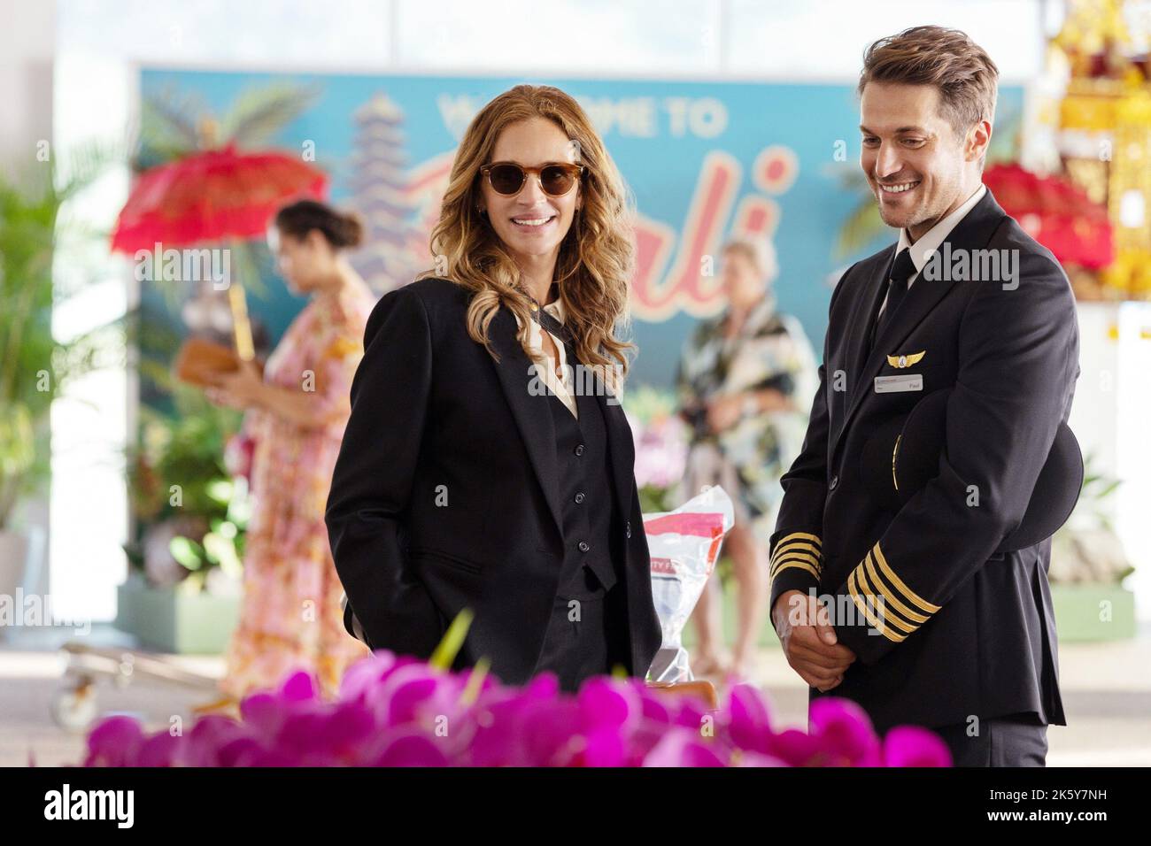 TICKET TO PARADISE, from left Julia Roberts, Lucas Bravo, 2022. ph Vince Valitutti