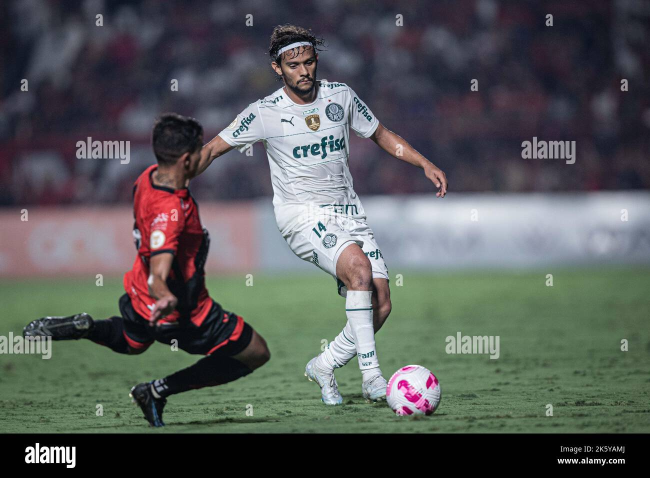 Goiania, Brazil. 10th Oct, 2022. GO - Goiania - 10/10/2022 - BRAZILIAN A 2022 ATLETICO-GO X PALMEIRAS - Arthur Henrique player from Atletico-GO disputes bid with Gustavo Scarpa player from Palmeiras during a match at Antonio Accioly stadium for the Brazilian championship A 2022. Photo: Heber Gomes /AGIF/Sipa USA Credit: Sipa USA/Alamy Live News Stock Photo