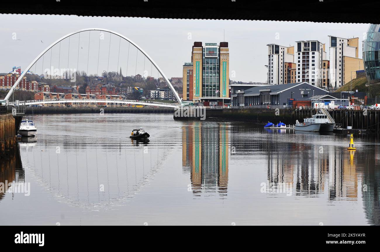 AJAXNETPHOTO. MARCH, 2022. NEWCASTLE UPON TYNE, ENGLAND. - RIVER VIEW - LOOKING SEAWARD, NEWCASTLE LEFT, GATESHEAD RIGHT WITH GATESHEAD MILLENIUM CYCLIST AND PEDESTRIAN BRIDGE SPANNING THE RIVER. PHOTO:TONY HOLLAND/AJAX REF:DTH222403 9568 Stock Photo