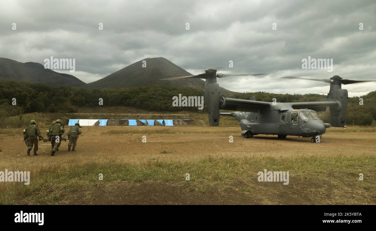 U.S. Navy Corpsmen with 3d Marine Division and Japan Ground Self Defense Force members conduct a mass casualty evacuation drill during Resolute Dragon 22 at Shikaribetsu Maneuver Area, Hokkaido, Japan, Oct. 6, 2022. Resolute Dragon 22 is a bilateral exercise to strengthen the defensive capabilities of the U.S.-Japan Alliance by exercising integrated command and control, targeting, combined arms, and maneuver across multiple domains. (U.S. Marine Corps photo by Sgt. Kallahan Morris) Stock Photo