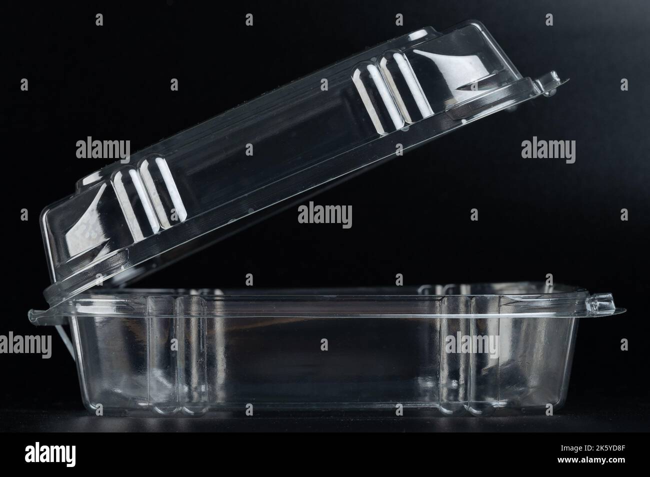 https://c8.alamy.com/comp/2K5YD8F/transparent-open-clean-empty-food-box-side-view-isolated-on-black-background-2K5YD8F.jpg