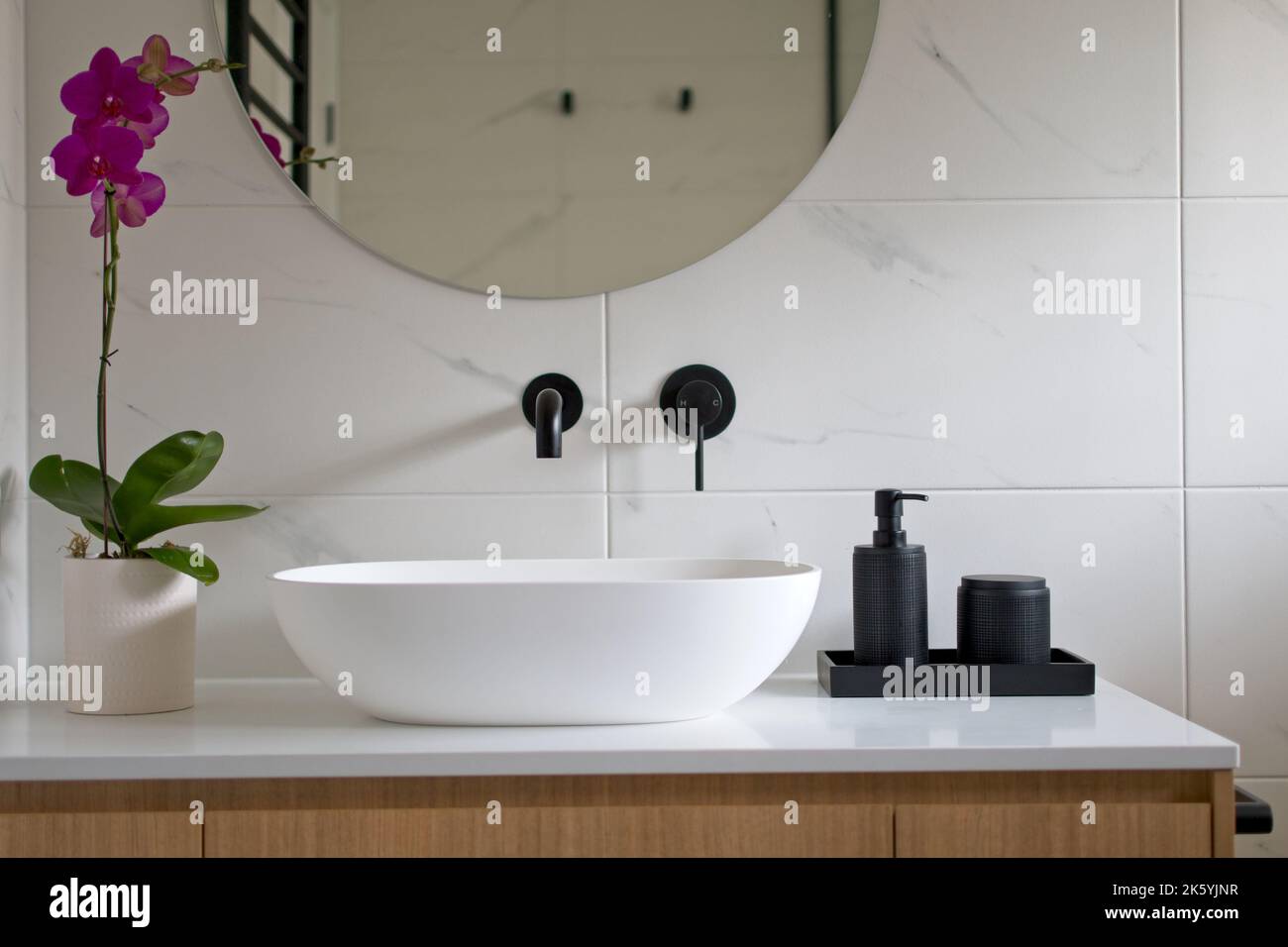 Black Taps, White Bathroom: Modern Design with Sleek Fixtures