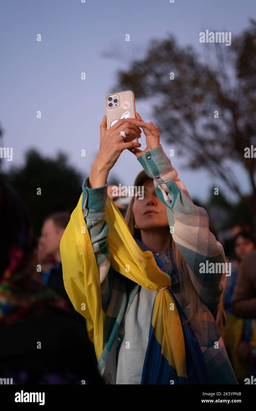 Washington, United States. 10th Oct, 2022. A woman captures the ...
