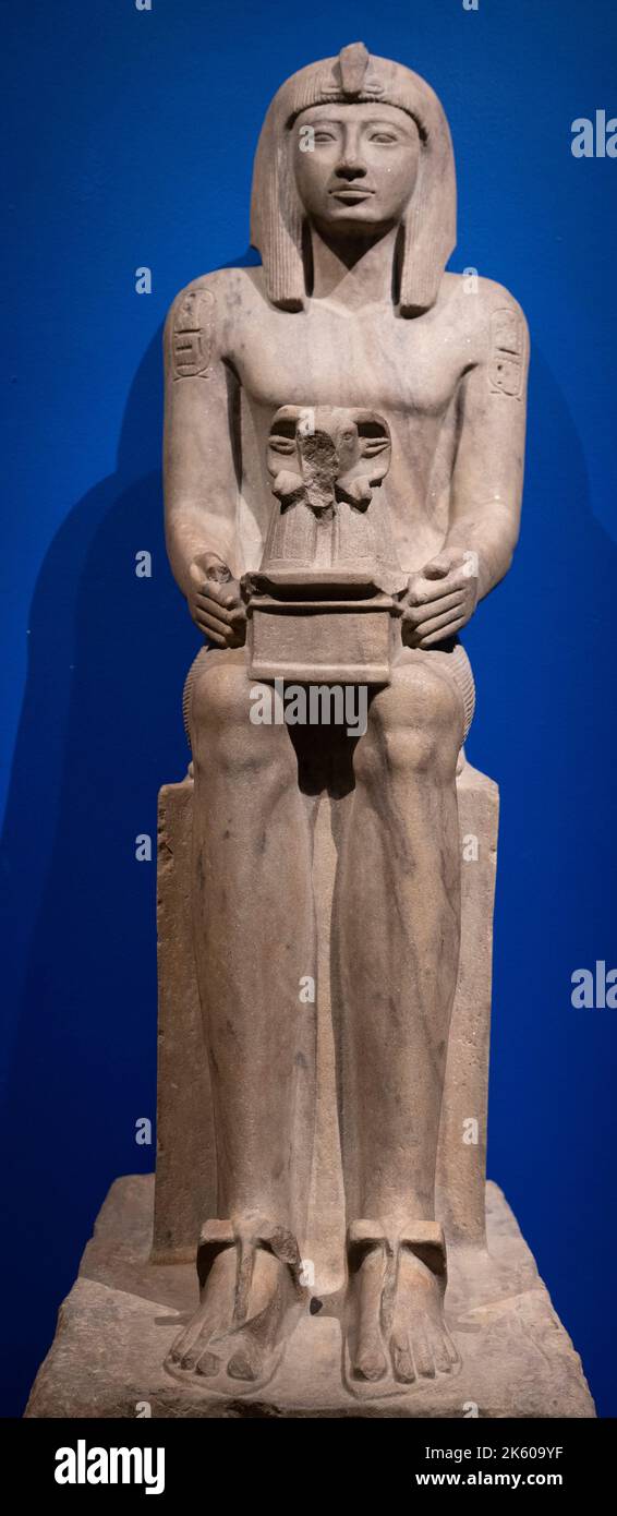 Seated statue of the pharaoh sety ii hi-res stock photography and ...