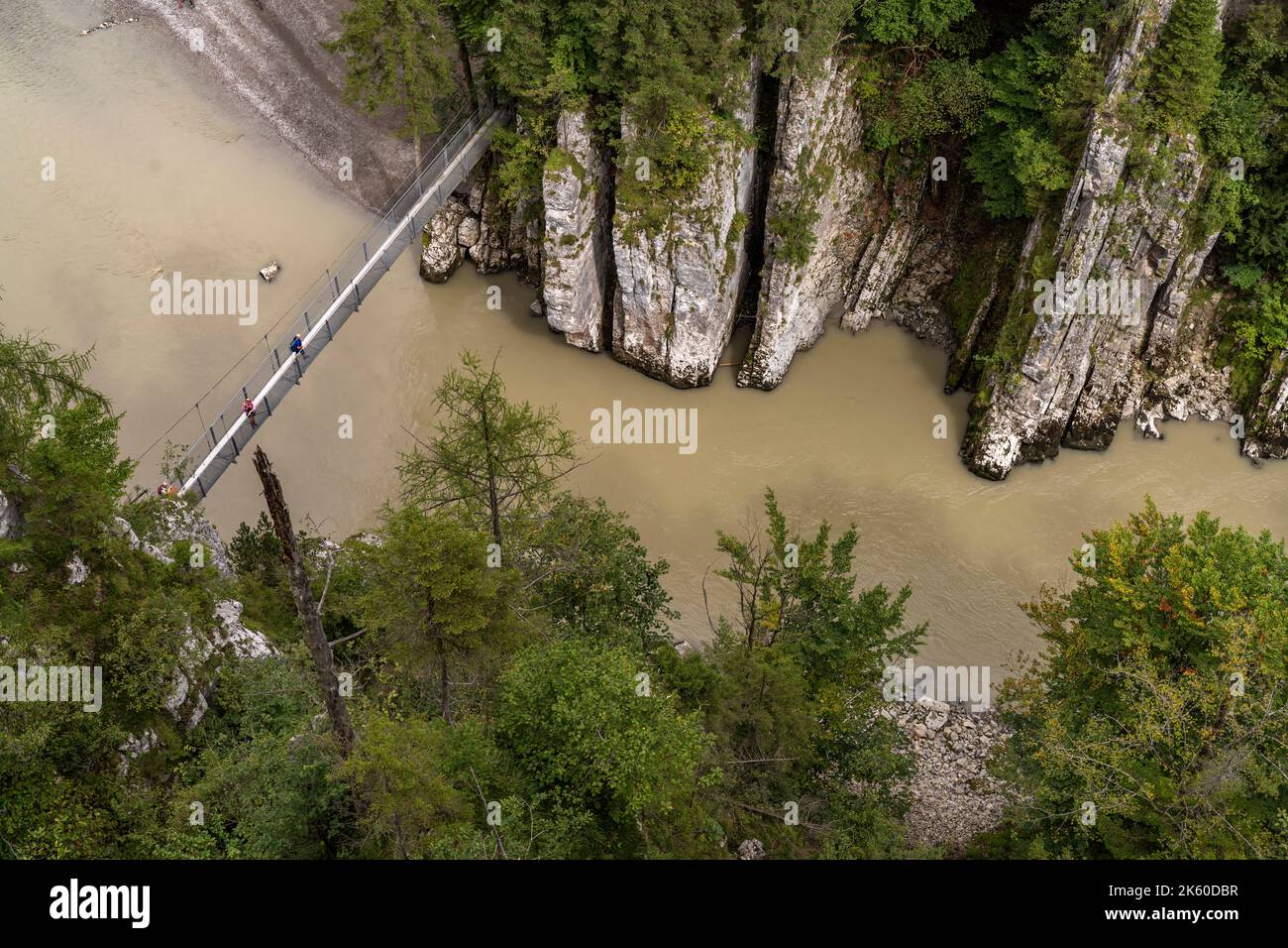 Blick von der Aussichtsplattform Eibenschlucht in die Schlucht und auf die  Hängebrücke über die Entenlochklamm, Kössen, Tirol, Österreich |  View fro Stock Photo