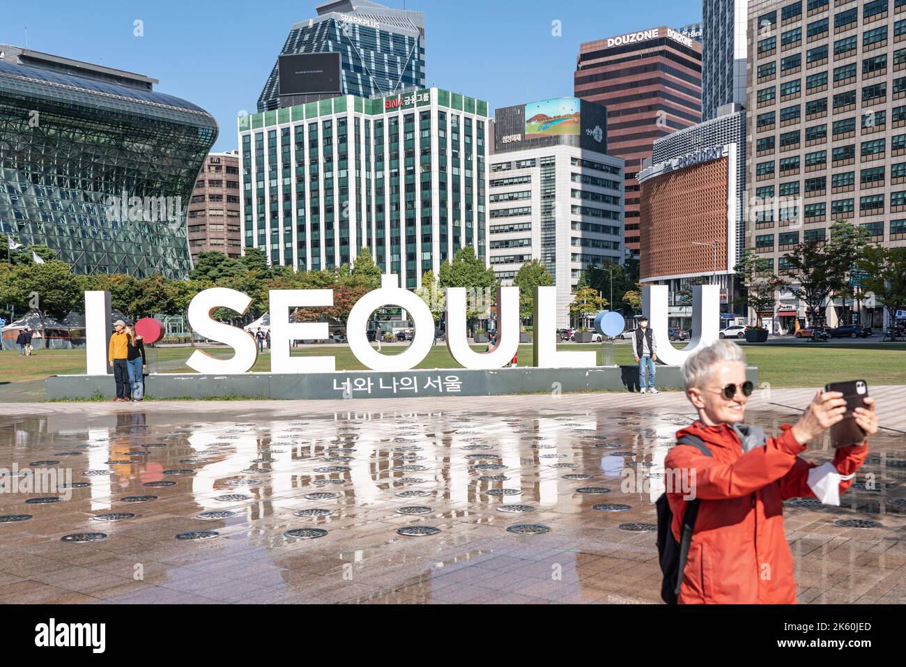 Seoul, South Korea. 11th Oct, 2022. A tourist takes a selfie in front of 'I Seoul U' board at Seoul Plaza in Seoul. Credit: SOPA Images Limited/Alamy Live News Stock Photo