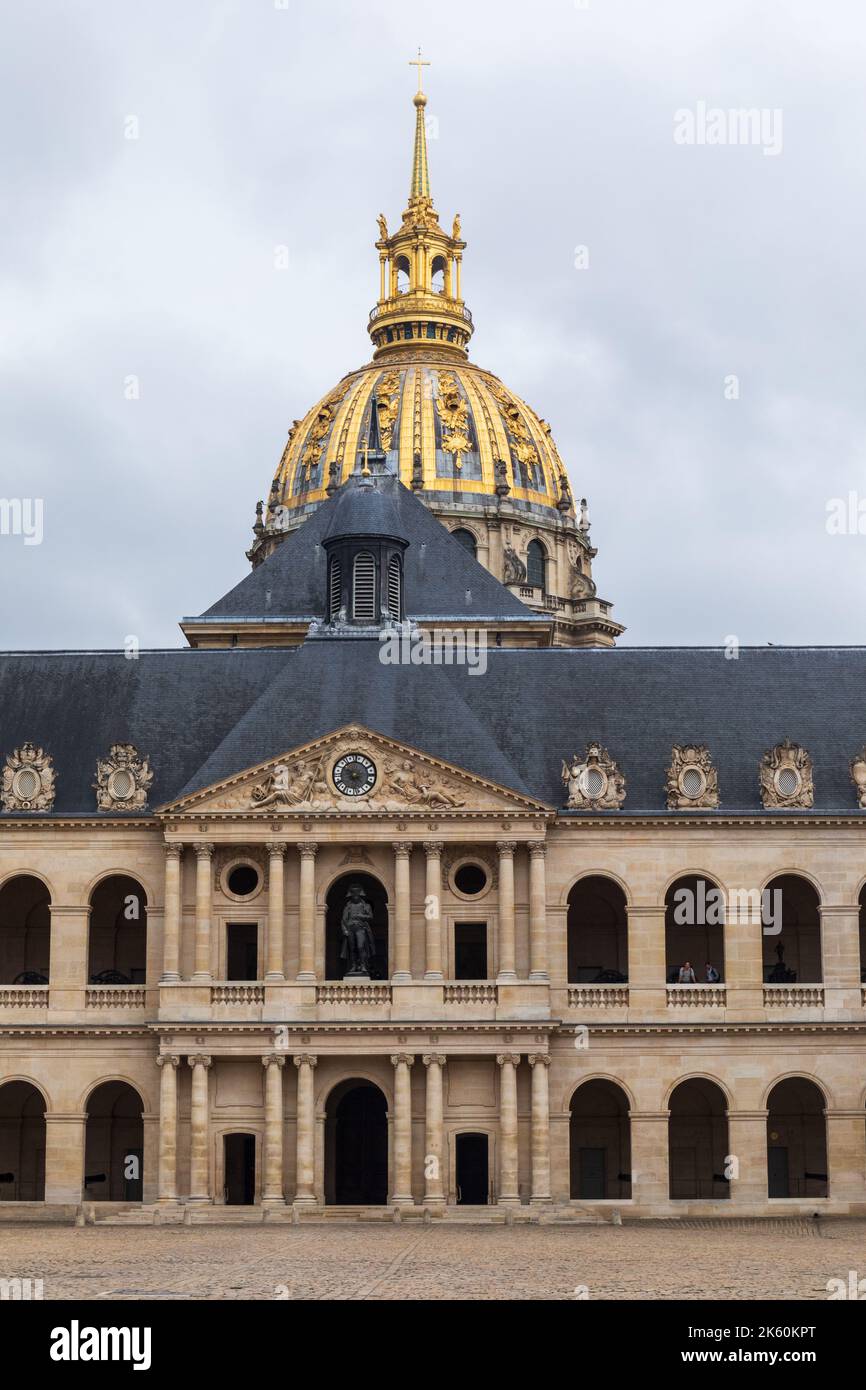 Hotel des Invalides military history museum with Eglise du Dôme gilded ...