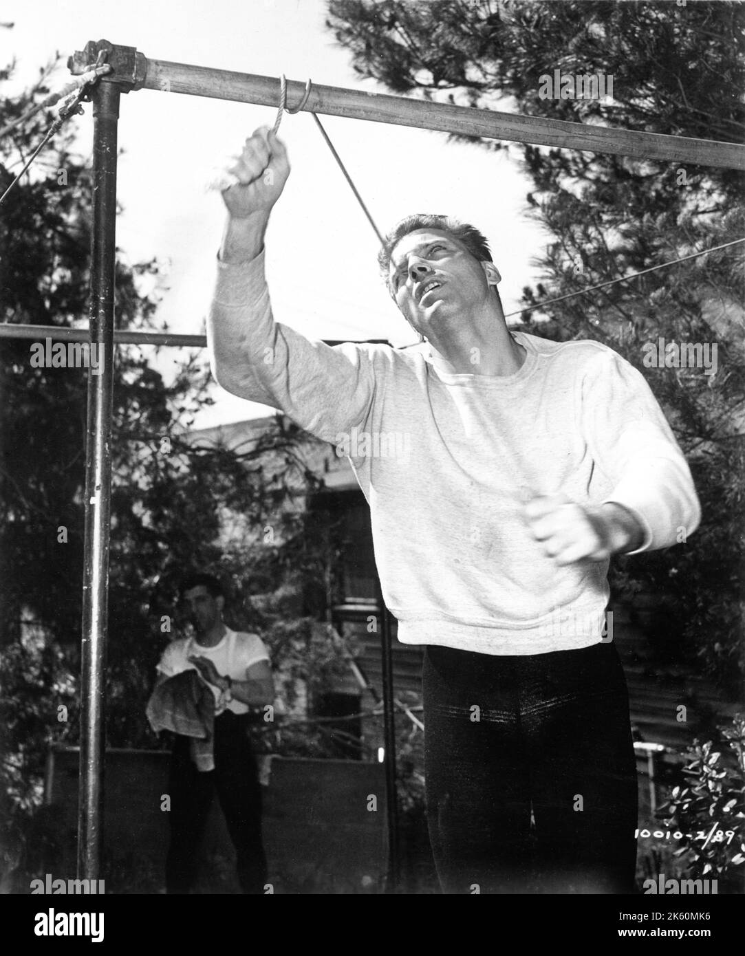 BURT LANCASTER exercise candid publicity for ROPE OF SAND 1949 director