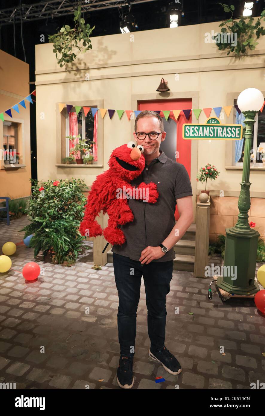 Hamburg, Germany. 07th Apr, 2022. Martin Reinl, puppeteer, and the