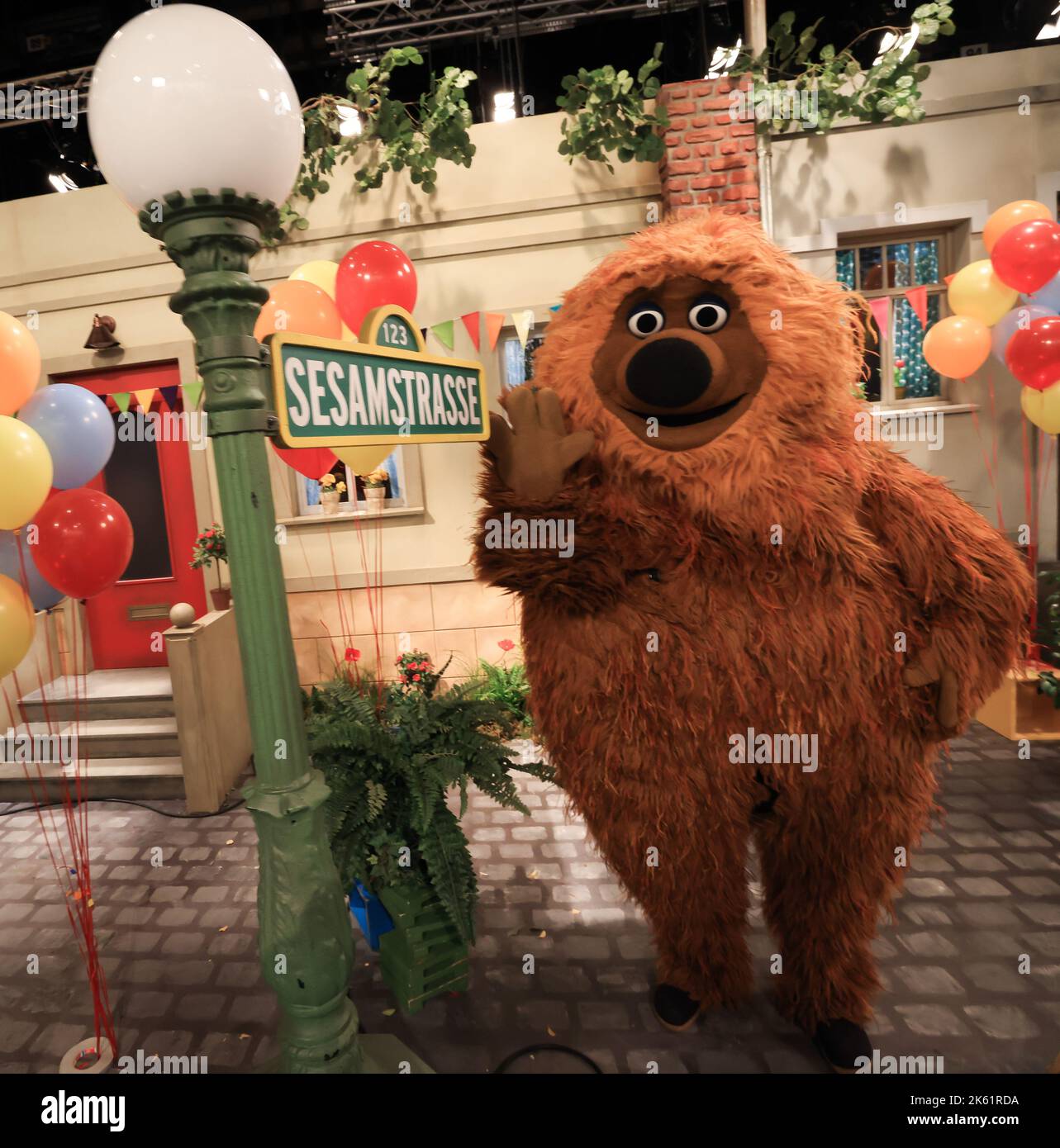 Hamburg, Germany. 06th Apr, 2022. The character "Samson" stands on the