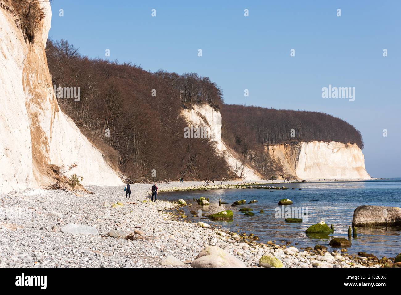 Insel Rügen bei Sassnitz Wanderweg an der Küste mit Blick auf die Kreidefelsen am Wissower Ufer an einem sonnigen Wintertag Stock Photo