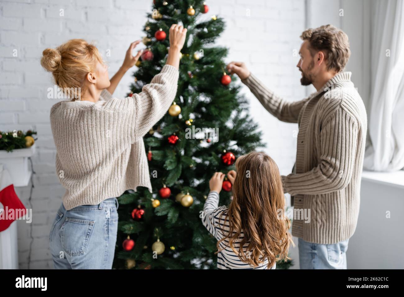 Mother daughter decorating pine hi-res stock photography and images - Alamy