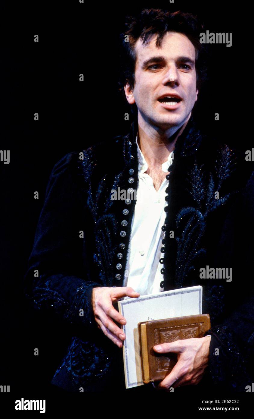 Daniel Day-Lewis (Hamlet) in HAMLET by Shakespeare at the Olivier Theatre, National Theatre (NT), London 16/03/1989     set design: John Gunter   costumes: Liz da Costa   lighting: Mark Henderson  fights: Malcolm Ranson  movement: Jane Gibson  director: Richard Eyre Stock Photo