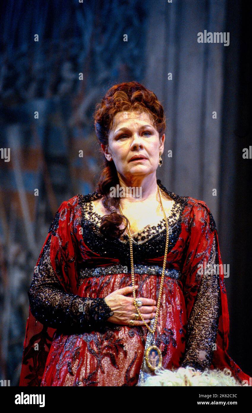 Judi Dench (Gertrude) in HAMLET by Shakespeare at the Olivier Theatre, National Theatre (NT), London 16/03/1989     set design: John Gunter   costumes: Liz da Costa   lighting: Mark Henderson  fights: Malcolm Ranson  movement: Jane Gibson  director: Richard Eyre Stock Photo