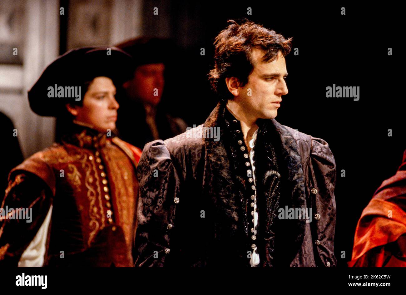 Daniel Day-Lewis (Hamlet) in HAMLET by Shakespeare at the Olivier Theatre, National Theatre (NT), London 16/03/1989     set design: John Gunter   costumes: Liz da Costa   lighting: Mark Henderson  fights: Malcolm Ranson  movement: Jane Gibson  director: Richard Eyre Stock Photo