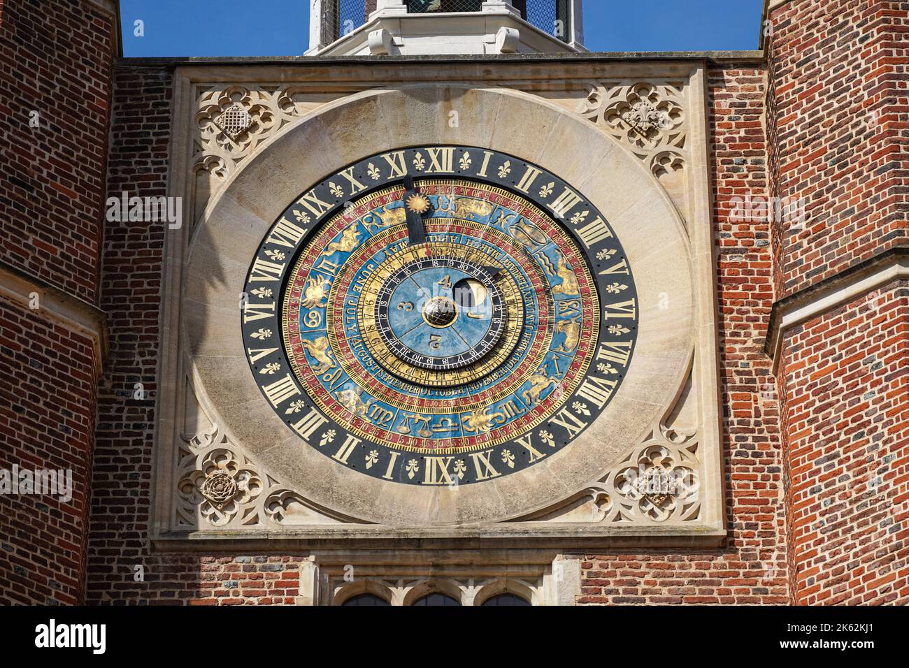 Astronomical Clock on the Anne Boleyn's Gatehouse in Hampton Court Palace, Richmond upon Thames, London, England United Kingdom UK Stock Photo