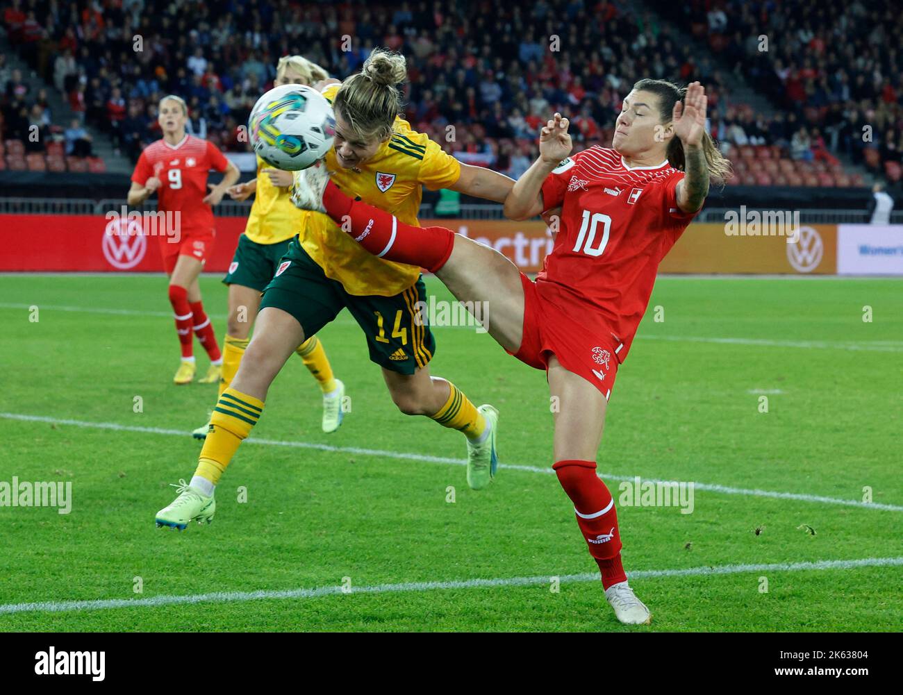 Soccer Football - FIFA Women's World Cup - UEFA Qualifiers - Switzerland v Wales - Stadion Letzigrund, Zurich, Switzerland - October 11, 2022 Switzerland's Ramona Bachmann in action with Wales' Hailey Ladd REUTERS/Stefan Wermuth Stock Photo