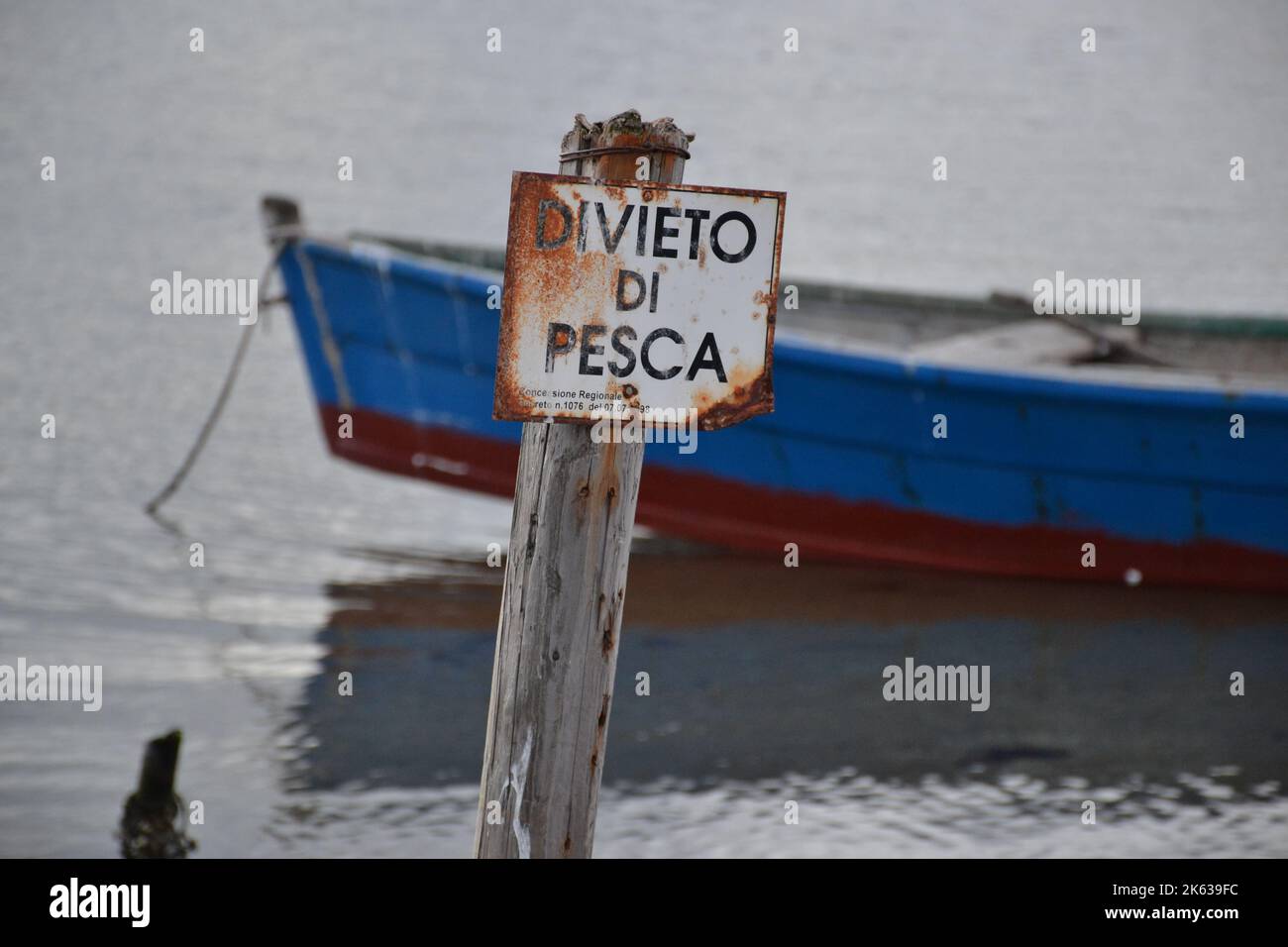 cartello divieto di pesca con barca Stock Photo