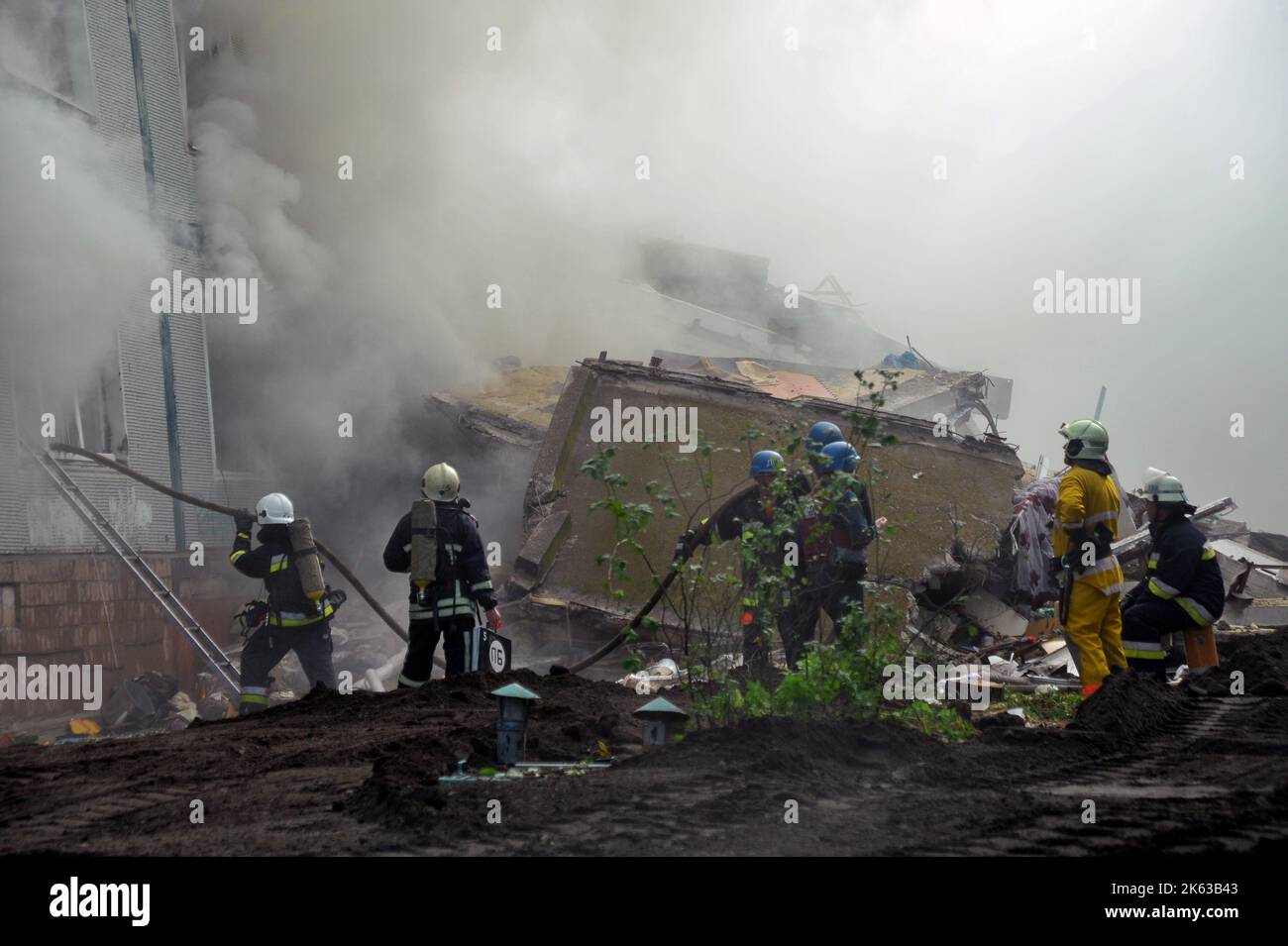 Rocket Rescuers Non Exclusive: ZAPORIZHZHIA, UKRAINE - OCTOBER 09, 2022 - Rescuers are ...