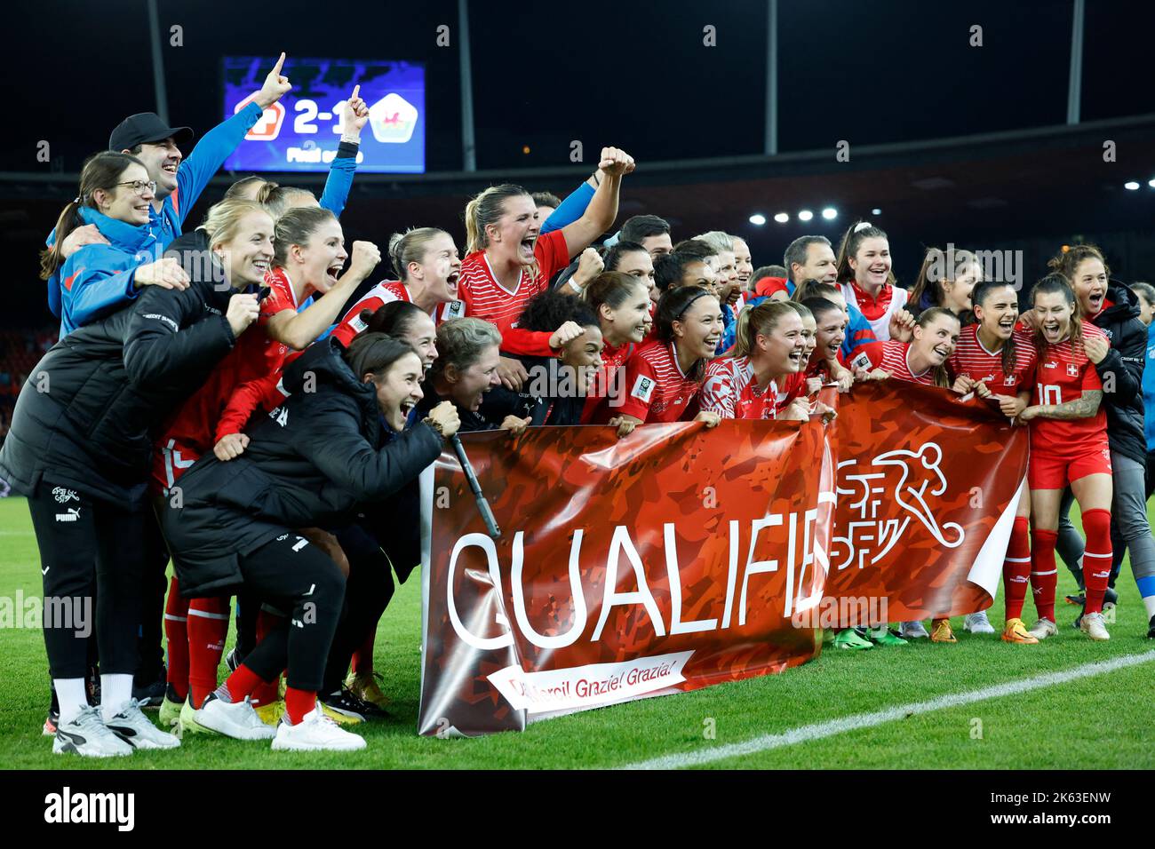 Soccer Football - FIFA Women's World Cup - UEFA Qualifiers - Switzerland v Wales - Stadion Letzigrund, Zurich, Switzerland - October 11, 2022 Switzerland players celebrate winning the match to qualify for the 2023 FIFA Women's World Cup REUTERS/Stefan Wermuth Stock Photo