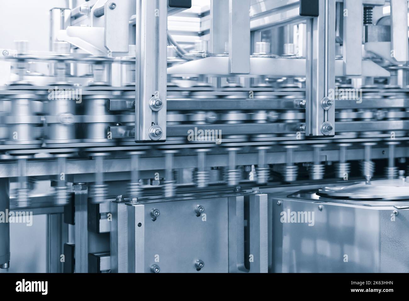 Movement of the conveyor for food packaging. Heating process for